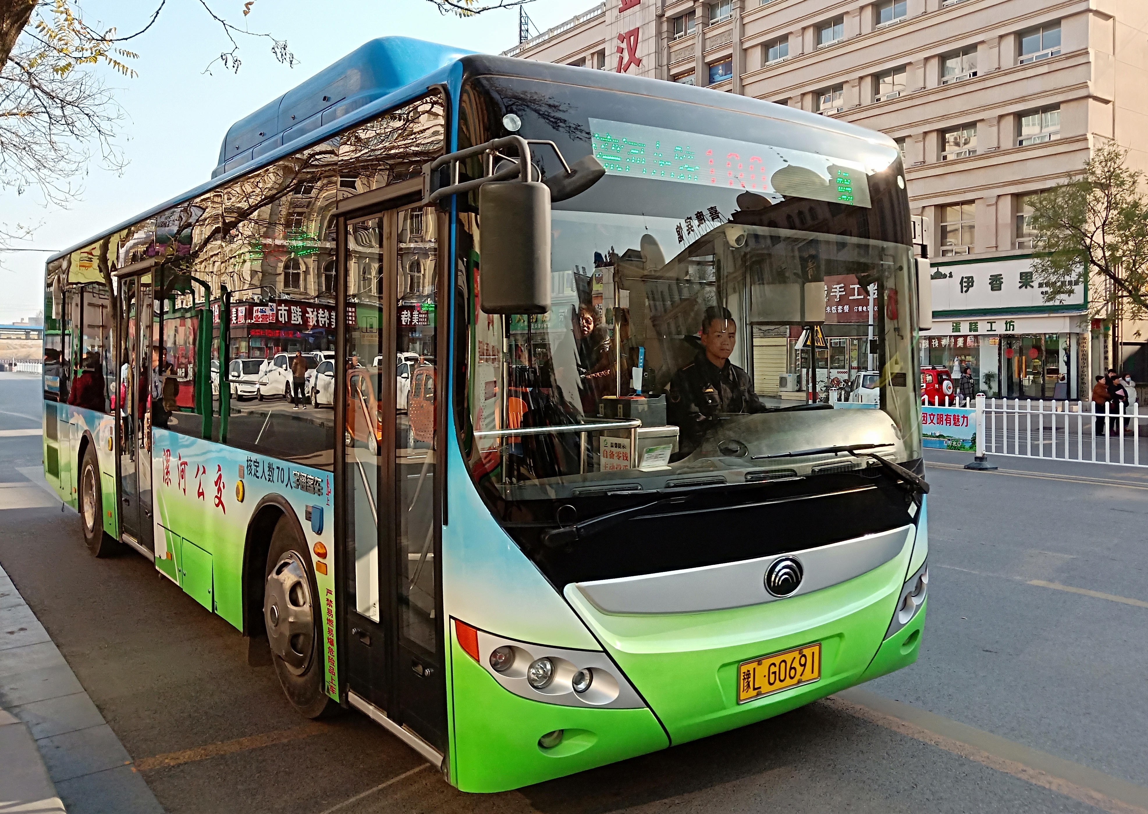 为了市民方便出行,漯河公交为市民免费乘坐!