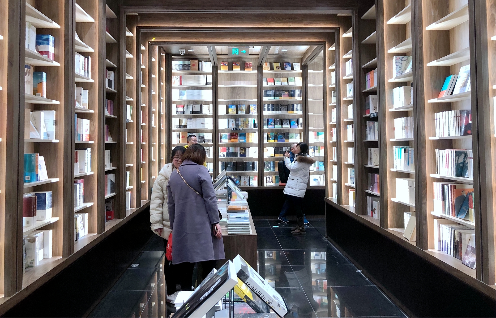 重庆新晋网红书店,游人排队两小时打卡拍照