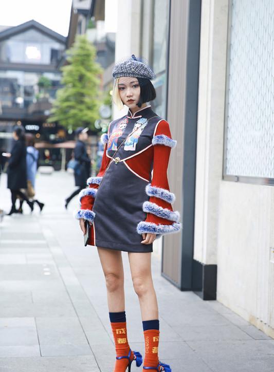 短发小姐姐,身穿紧身旗袍,搭配浅色贝雷帽,潮范儿十足