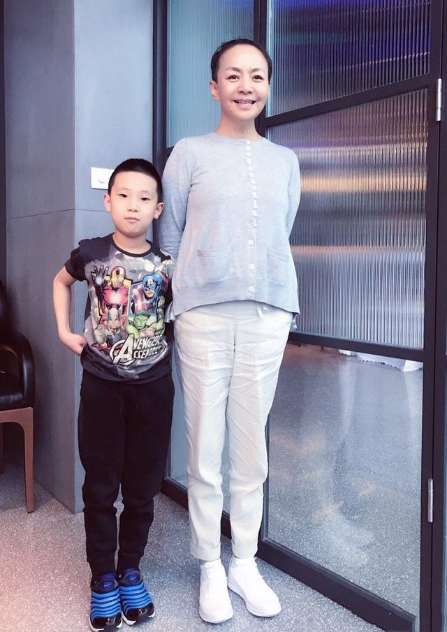 林永健一家过节,妈妈穿红毛衣成时尚担当,一双大眼没遗传给儿子