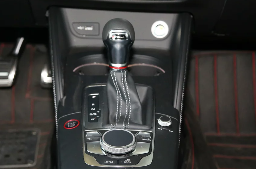 奥迪经典的圆头档位杆,在奥迪s3中也出现了.