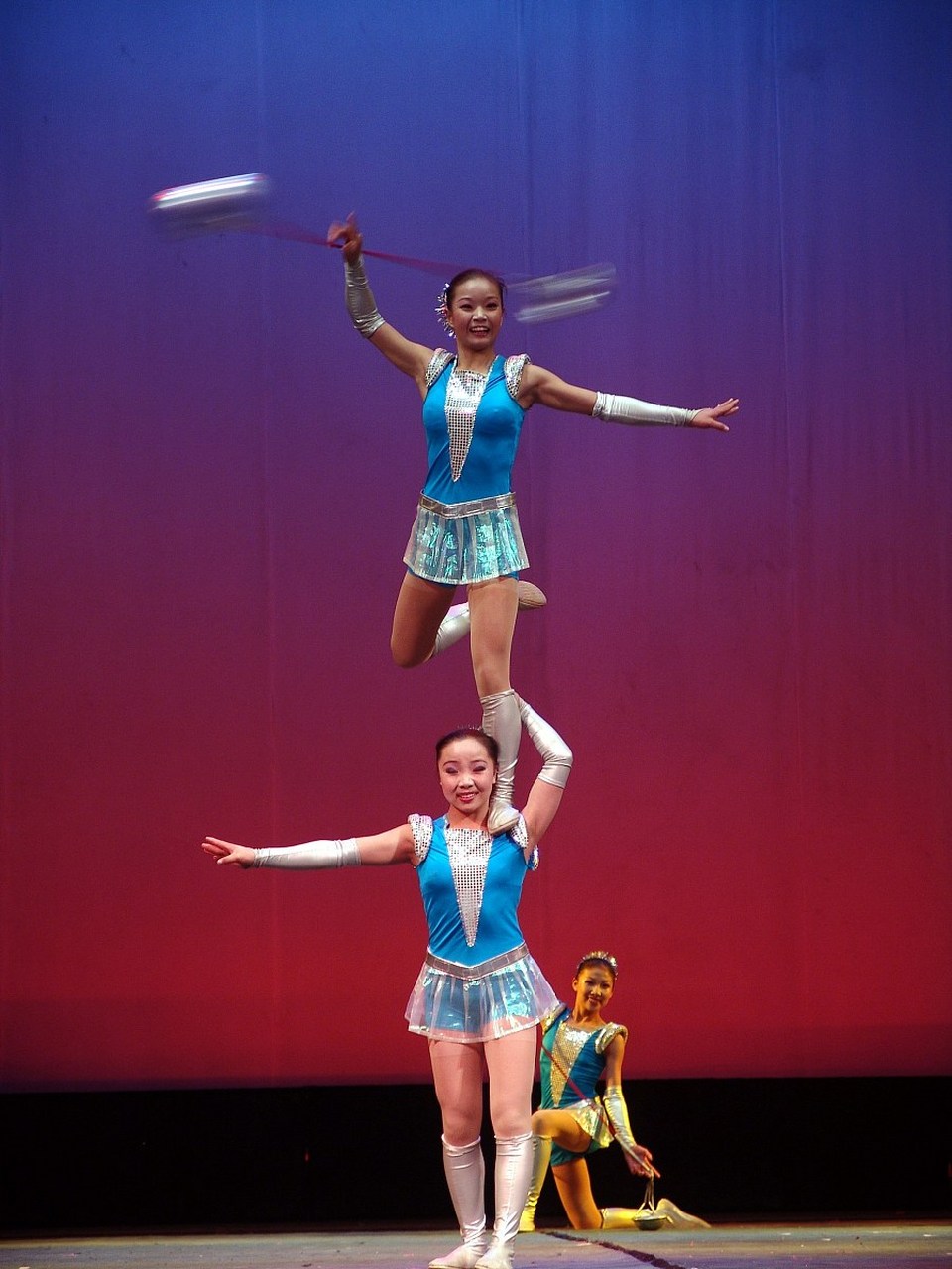 安徽杂技女演员高空表演时坠亡 当地镇政府:表演无安全措施,该女演员