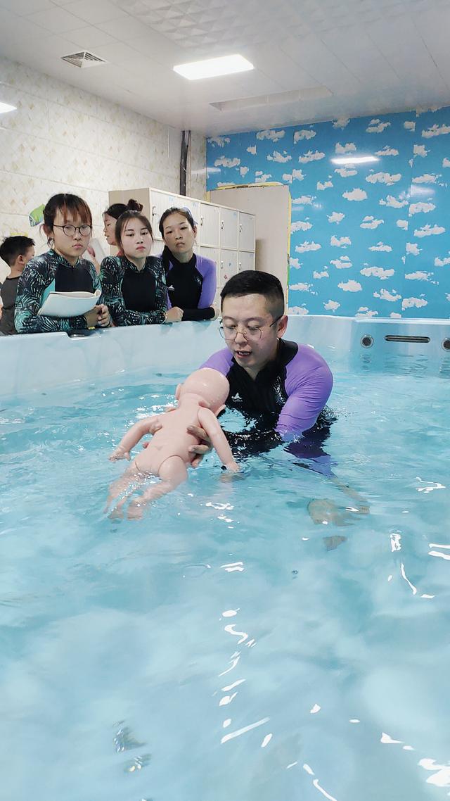 国际婴儿潜水水育早教练起来