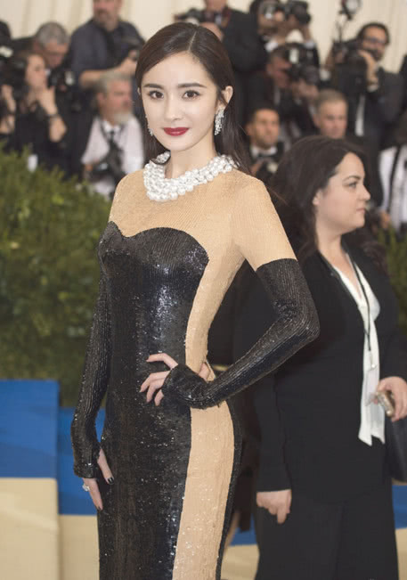 杨幂还穿过这样的一身?鱼鳞礼服好像外面套了光腿丝袜?欣赏不来