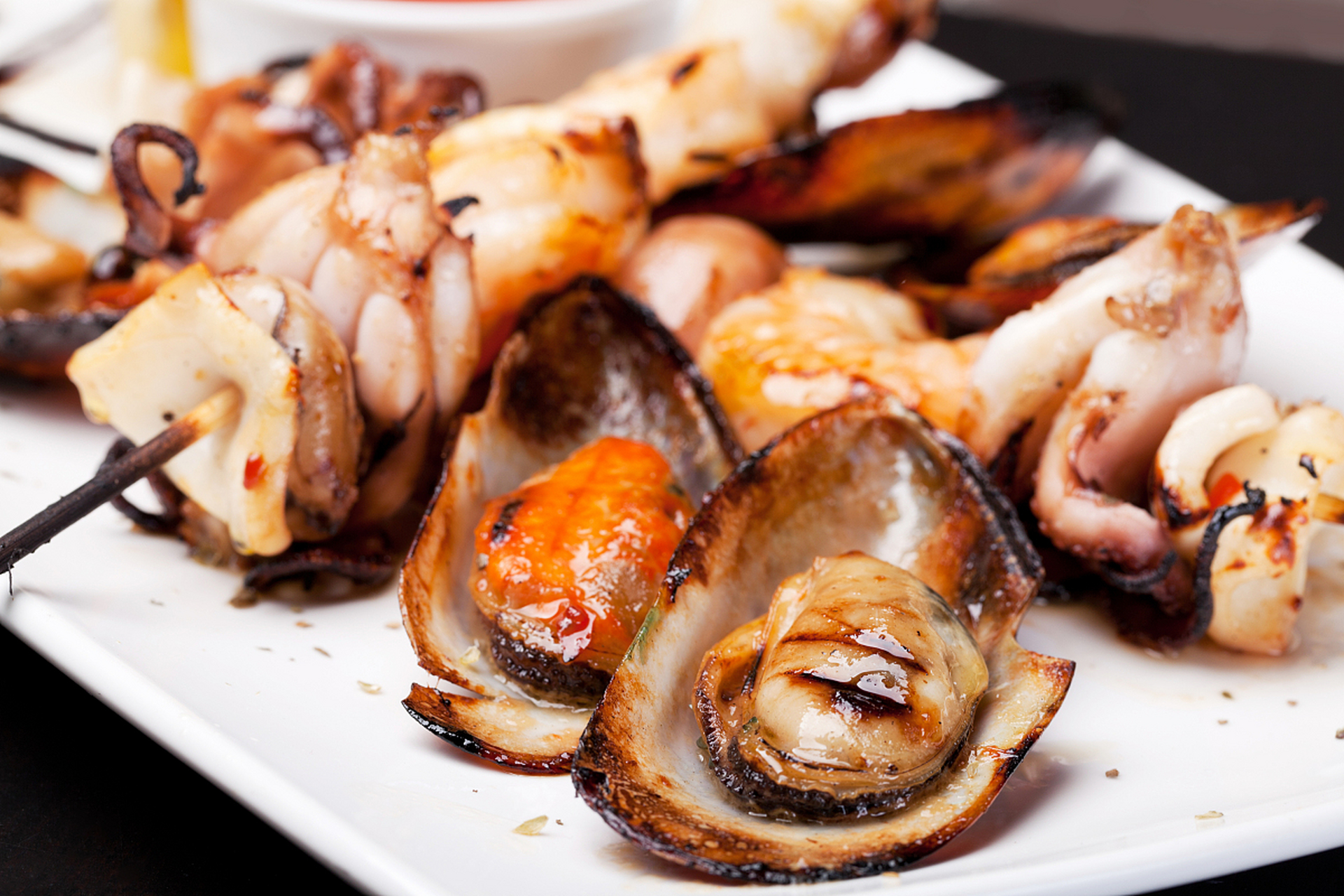 摘要:本文探讨了小扇贝与大香肠这两种看似不搭调的食材组合所蕴藏的