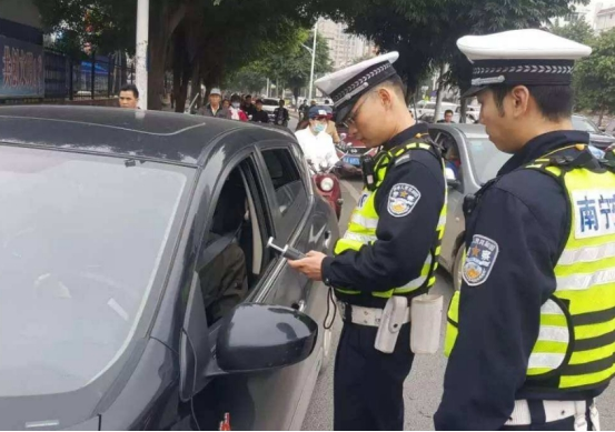 交警查车是因为什么才决定拦车的?记住这些,交警才"懒得理你"