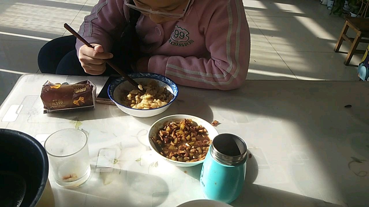 超简单美食拨鱼儿,全程手不沾面,闺女吃完一碗还想吃!