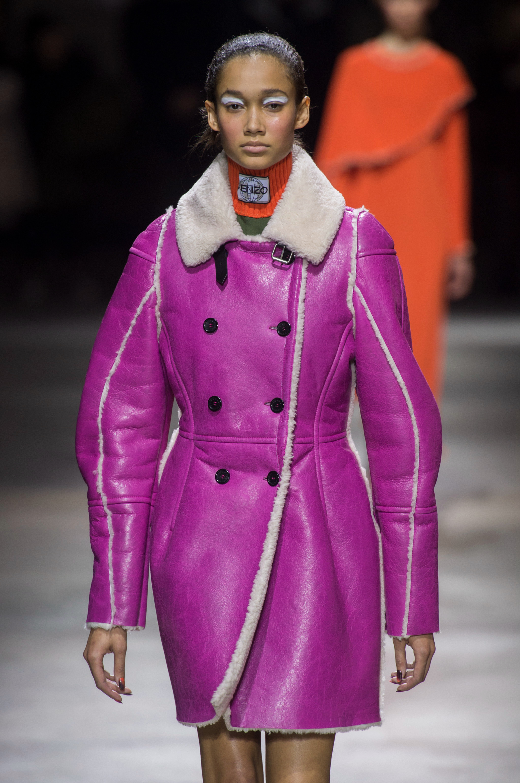 渐变色的衣服特别的好看,双排扣的设计,感觉布料特别的好