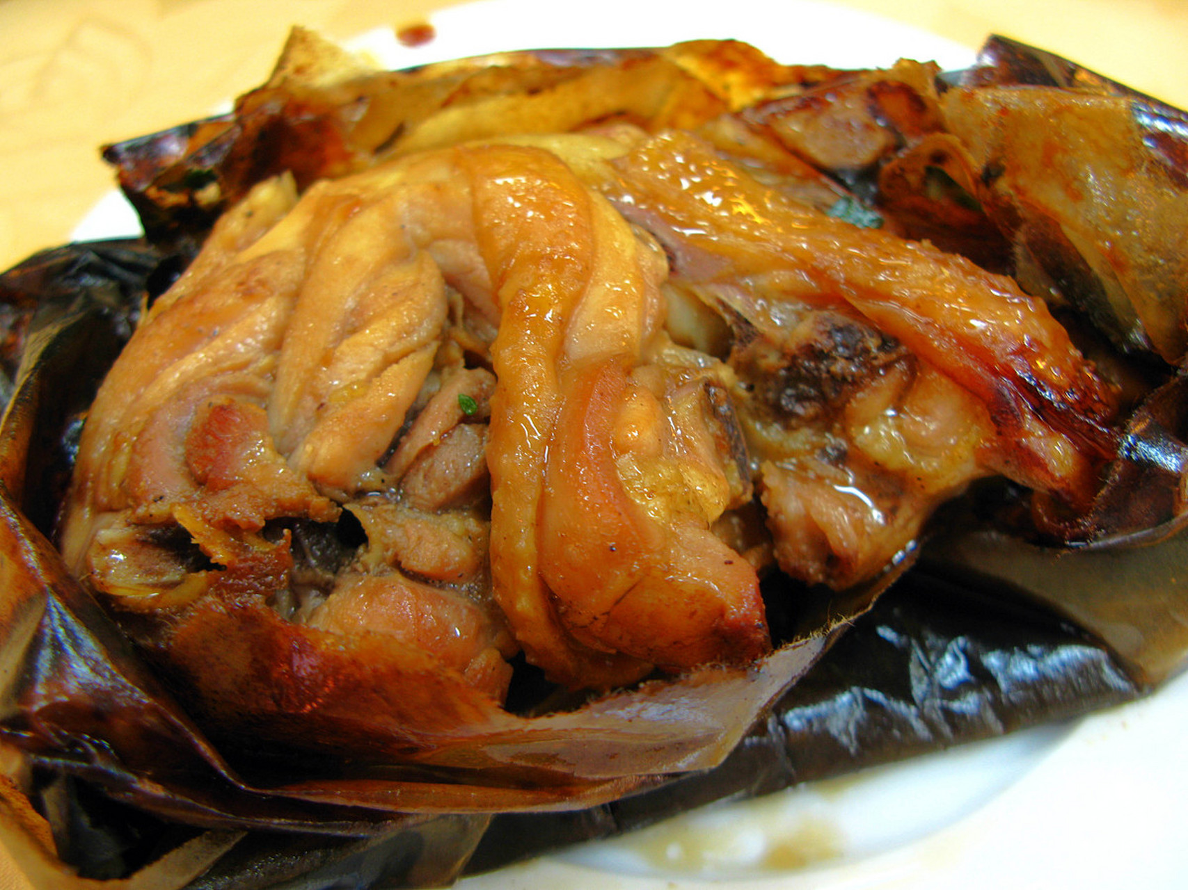 大家好,欢迎来到农村美食课堂,今天我要教大家怎样做纸包鸡,这道菜是