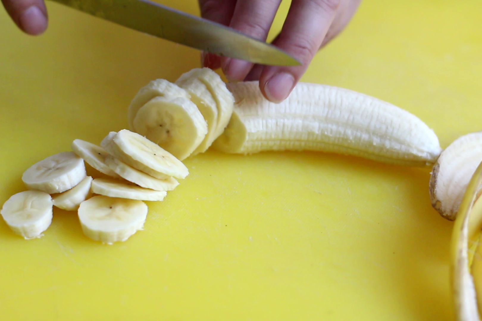 香蕉去皮切片,加入少许柠檬汁,以免去皮的香蕉接触空气发生氧化变黑