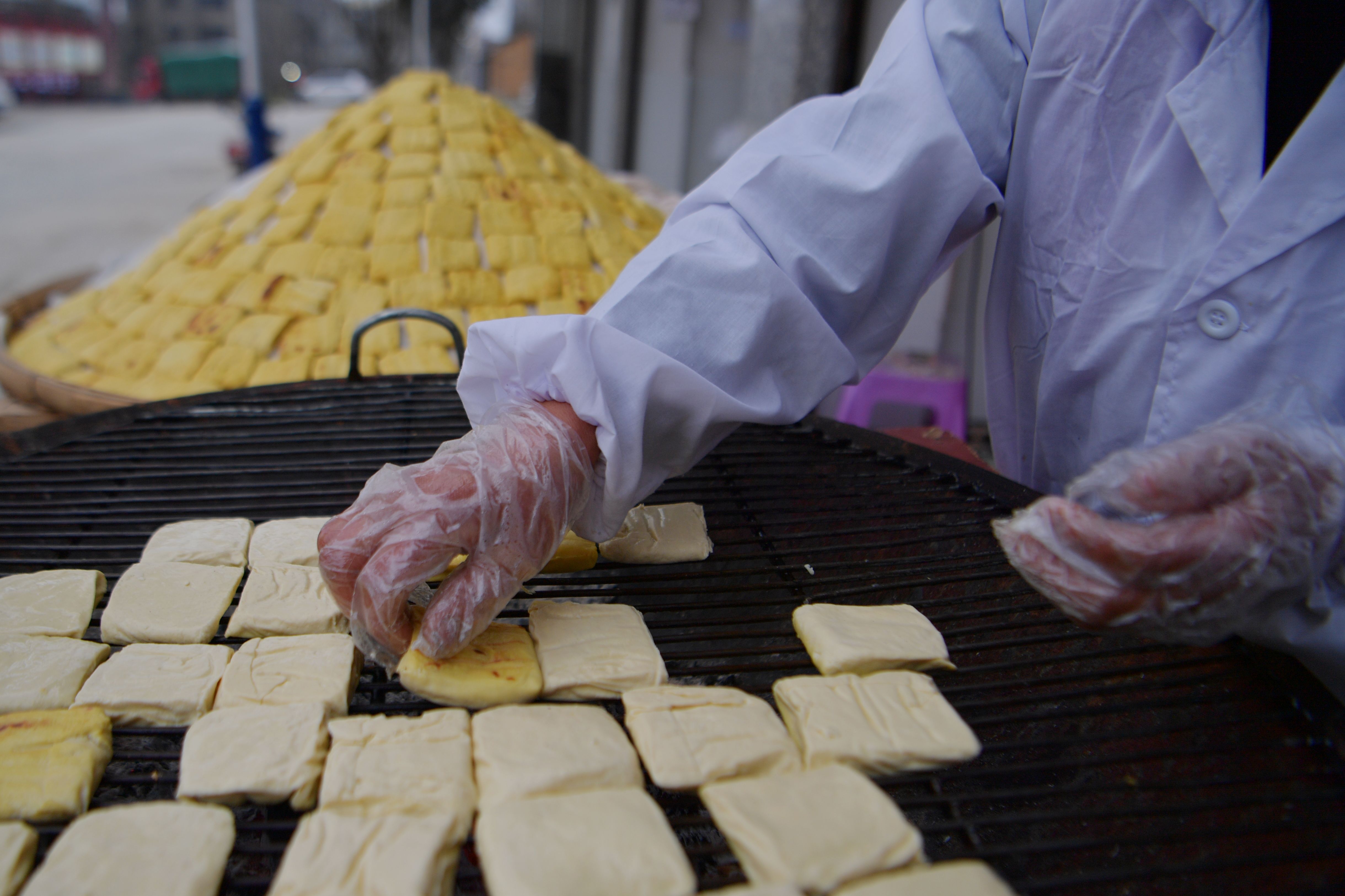 1月13日,利川市柏杨镇村民在制作豆干.