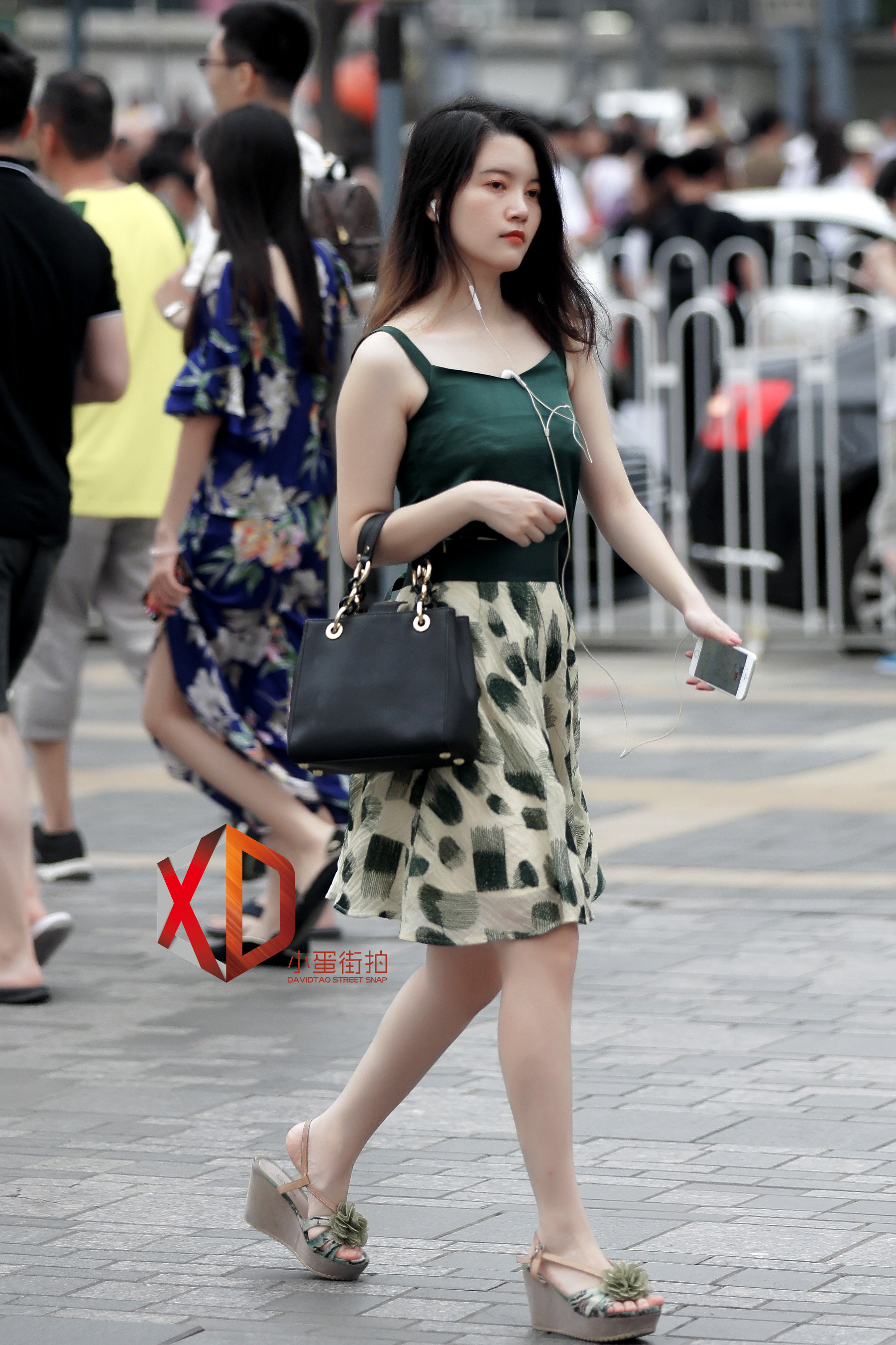 街拍深圳:黑色吊带和超短裙穿搭,时髦的高跟鞋,尽显成熟身材!