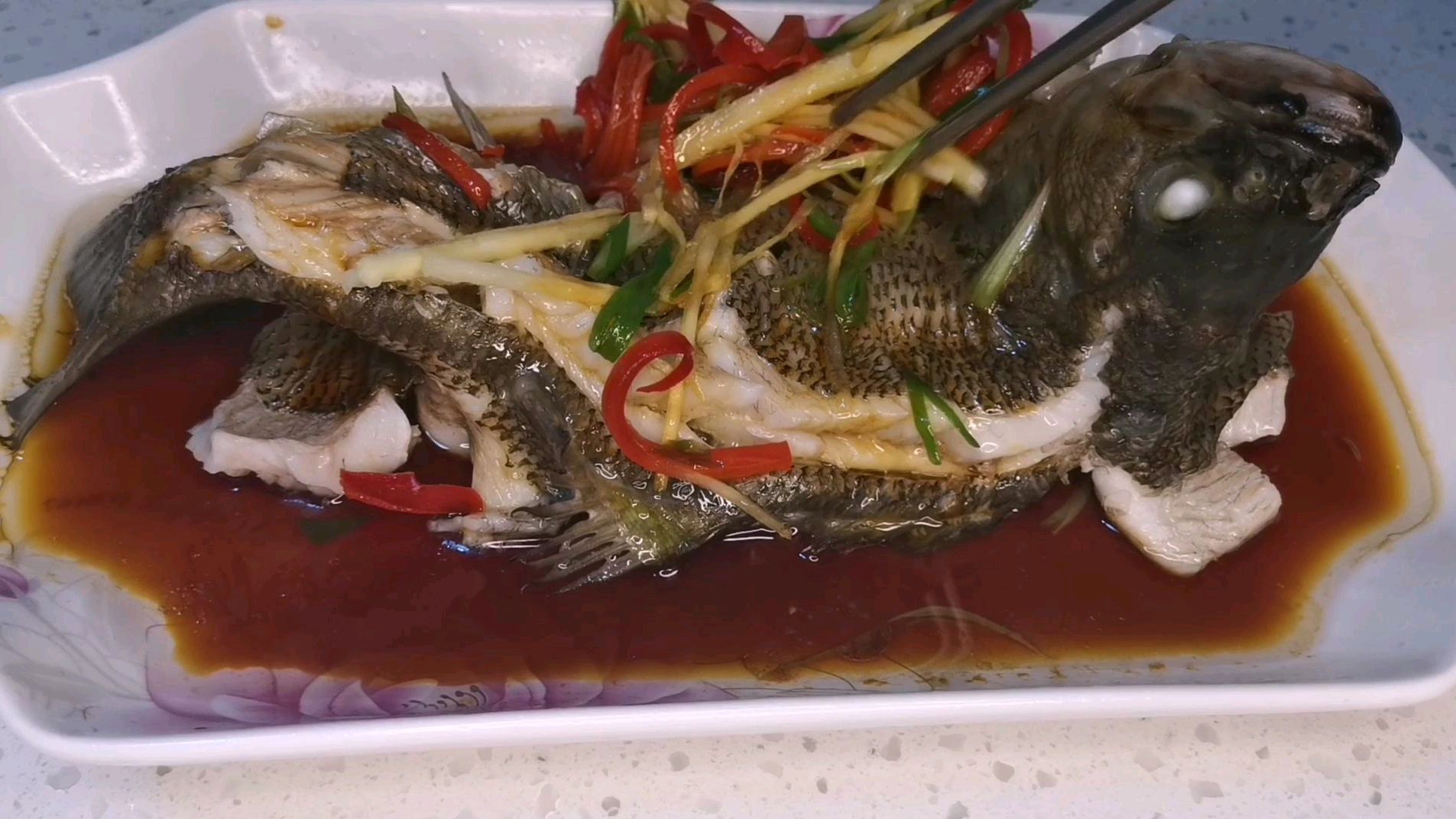 清蒸鲈鱼到底蒸几分钟?教你正确做法,肉质鲜嫩,还无腥味