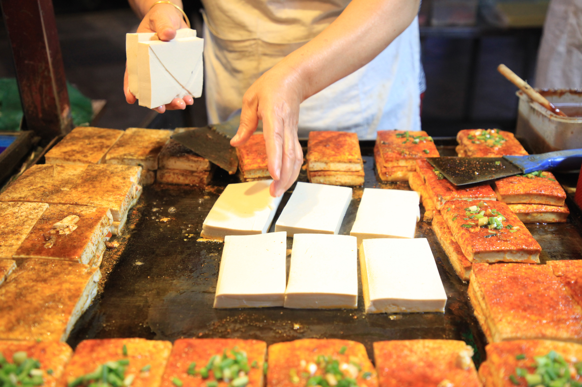 河南大妈卖铁板煎豆腐一夜上百斤,路人称光看豆腐颜值就流口水