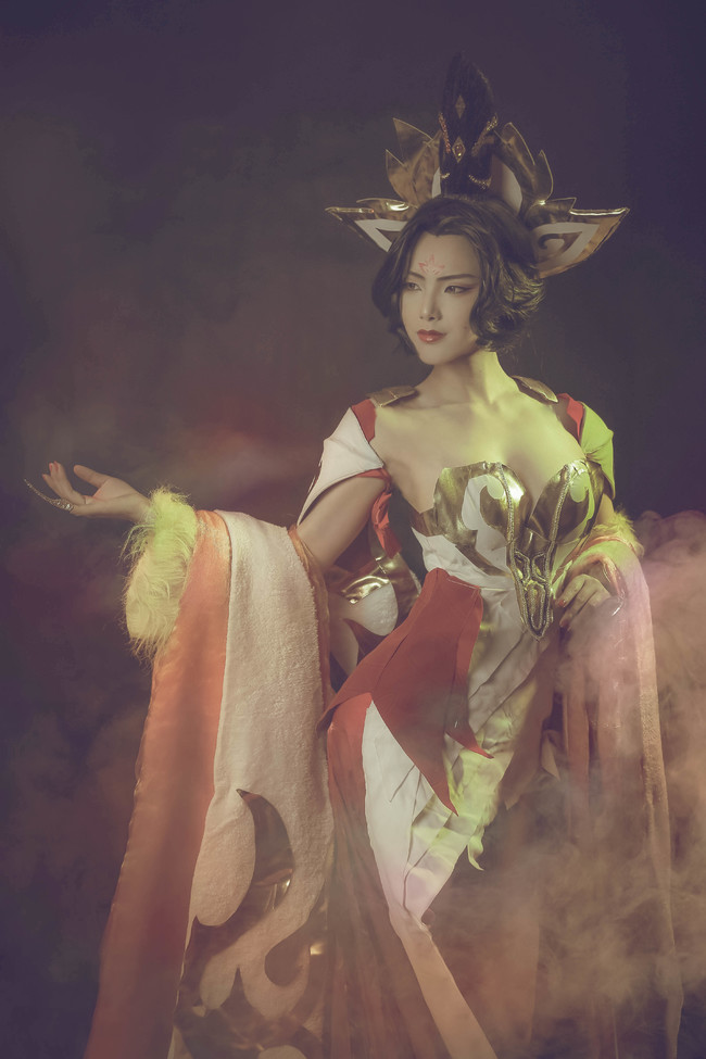 王者荣耀:武则天cos集,网友:烟雾缭绕,这身材也太有料了吧!