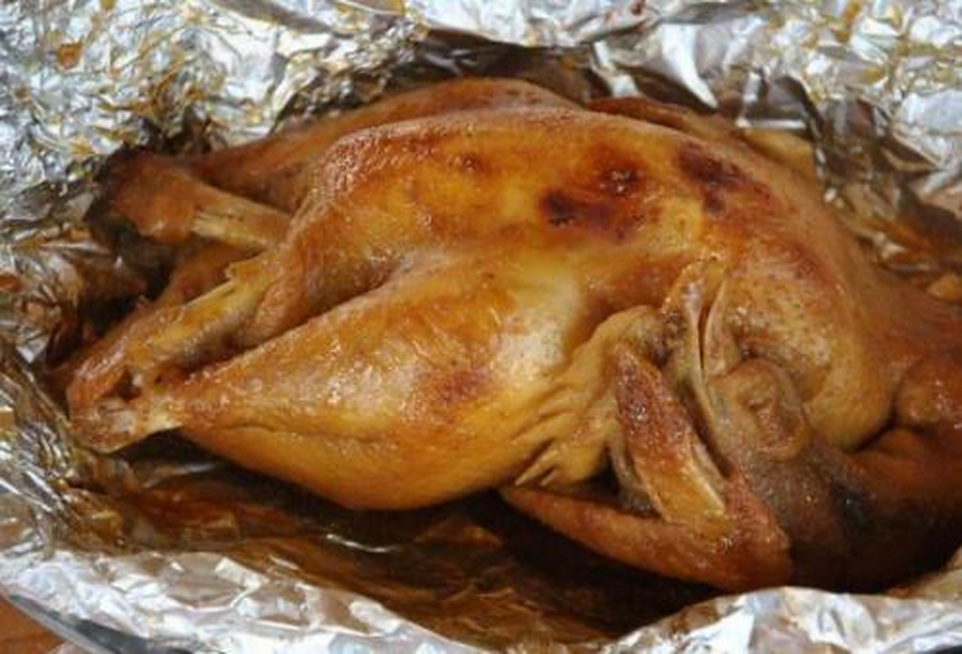 相传清代时,景德镇的瓷工喜将嫩鸡去毛,破腹后,在鸡腹内填满猪肉末及