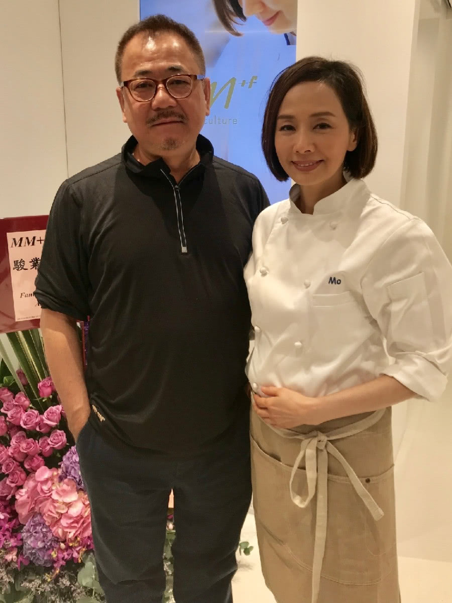 好厉害!毛舜筠曲奇饼店开幕,老公区丁平落手落脚帮饼店做装饰