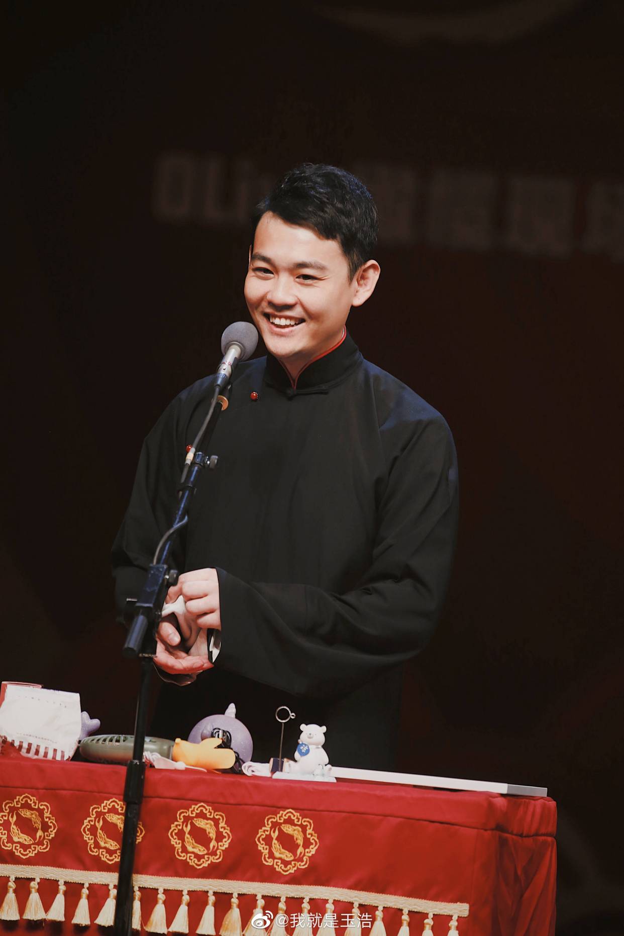 喊郭德纲"亲师大爷",住250元租房,29岁爆红开茶馆,玉浩有才