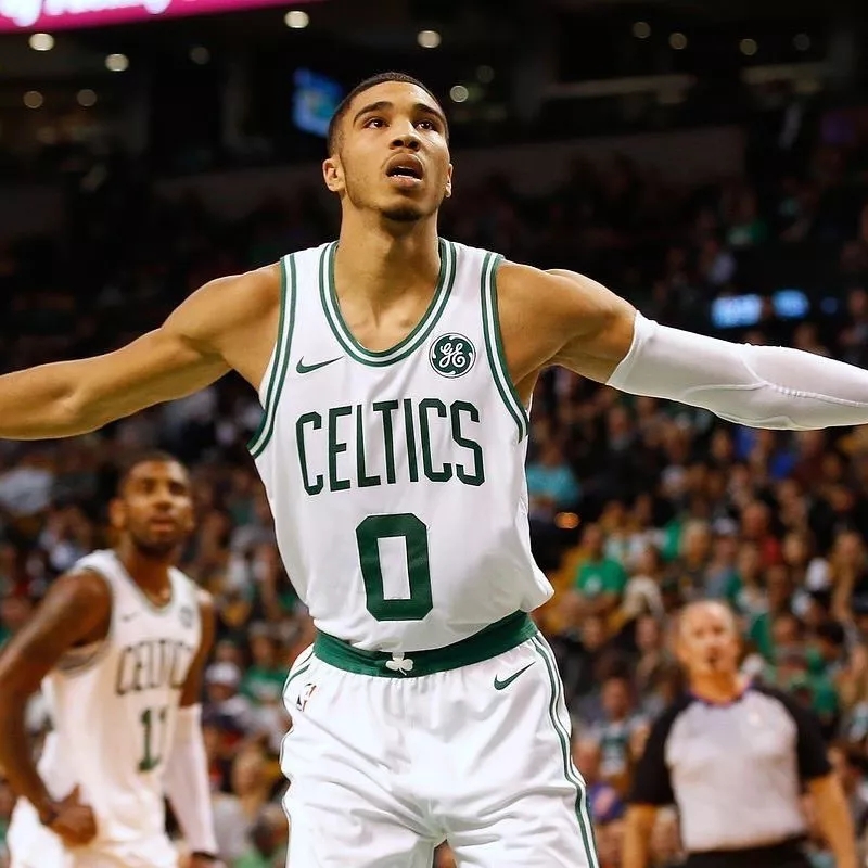 先来欣赏一下塔图姆场上的风姿吧!他的身上隐藏着科比的曼巴精神.