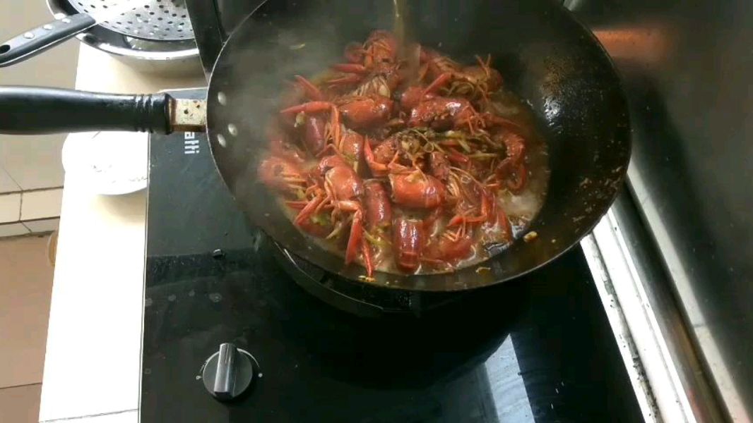 麻辣小龙虾怎么做才好吃?看厨师长用视频告诉自己在家怎么做
