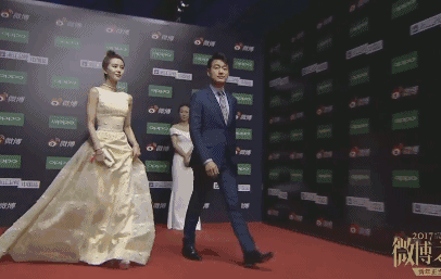 杨幂刘诗诗倪妮走红毯比拼造型,她们一起做的这个动作