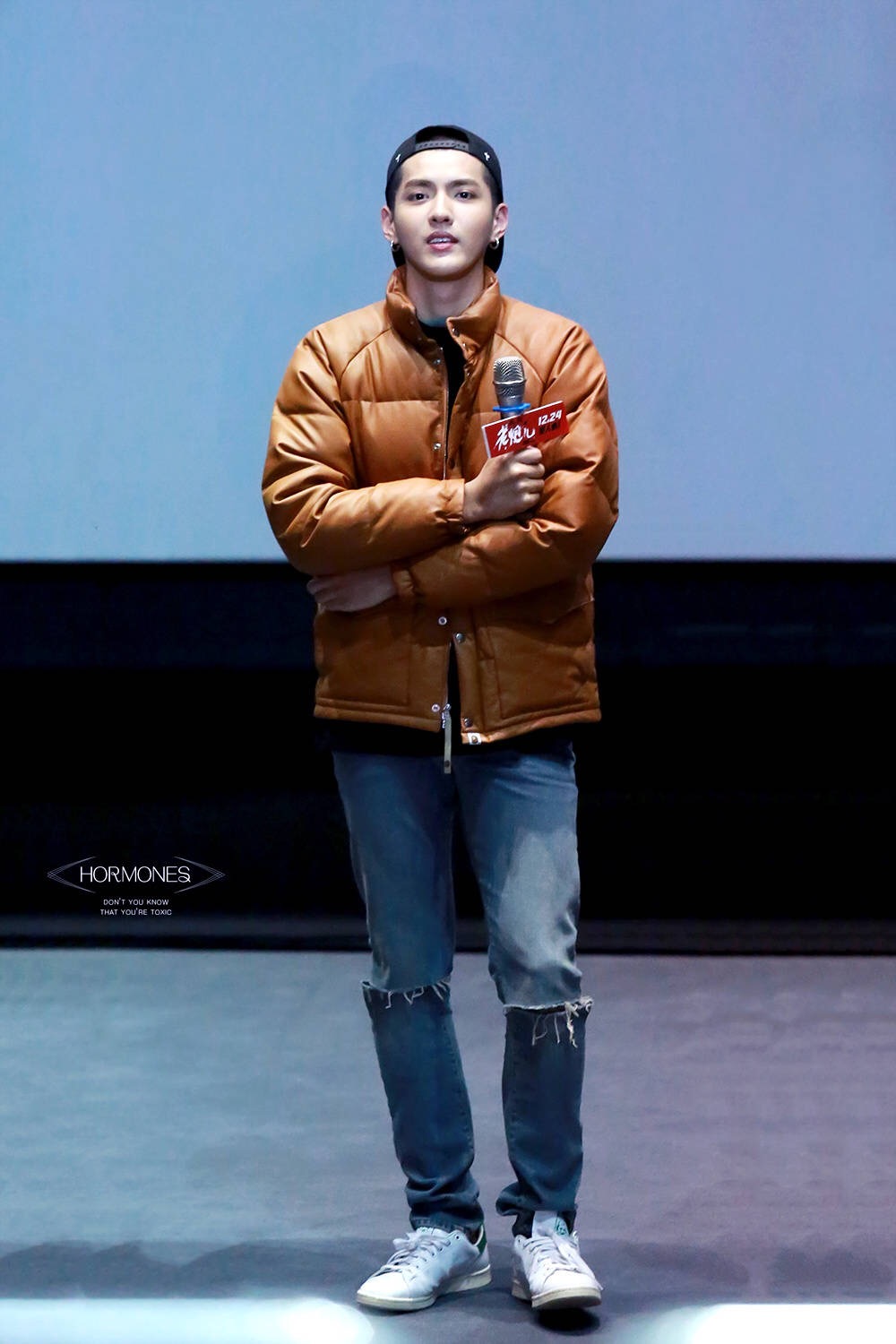 吴亦凡冬日保暖时尚穿搭 暖乎乎软绵绵的小面包