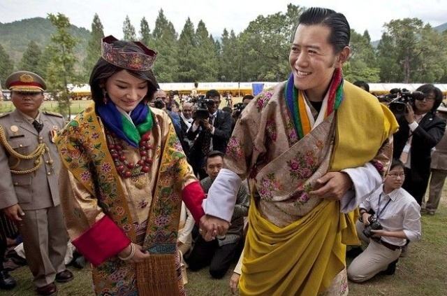 不丹国王:一个走在时尚前端的男人,身着长袜配潮流条纹裙帅呆了