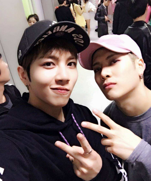 与富二代撞名,好朋友张艺兴王嘉尔当了导师,他却拼死拼活比赛