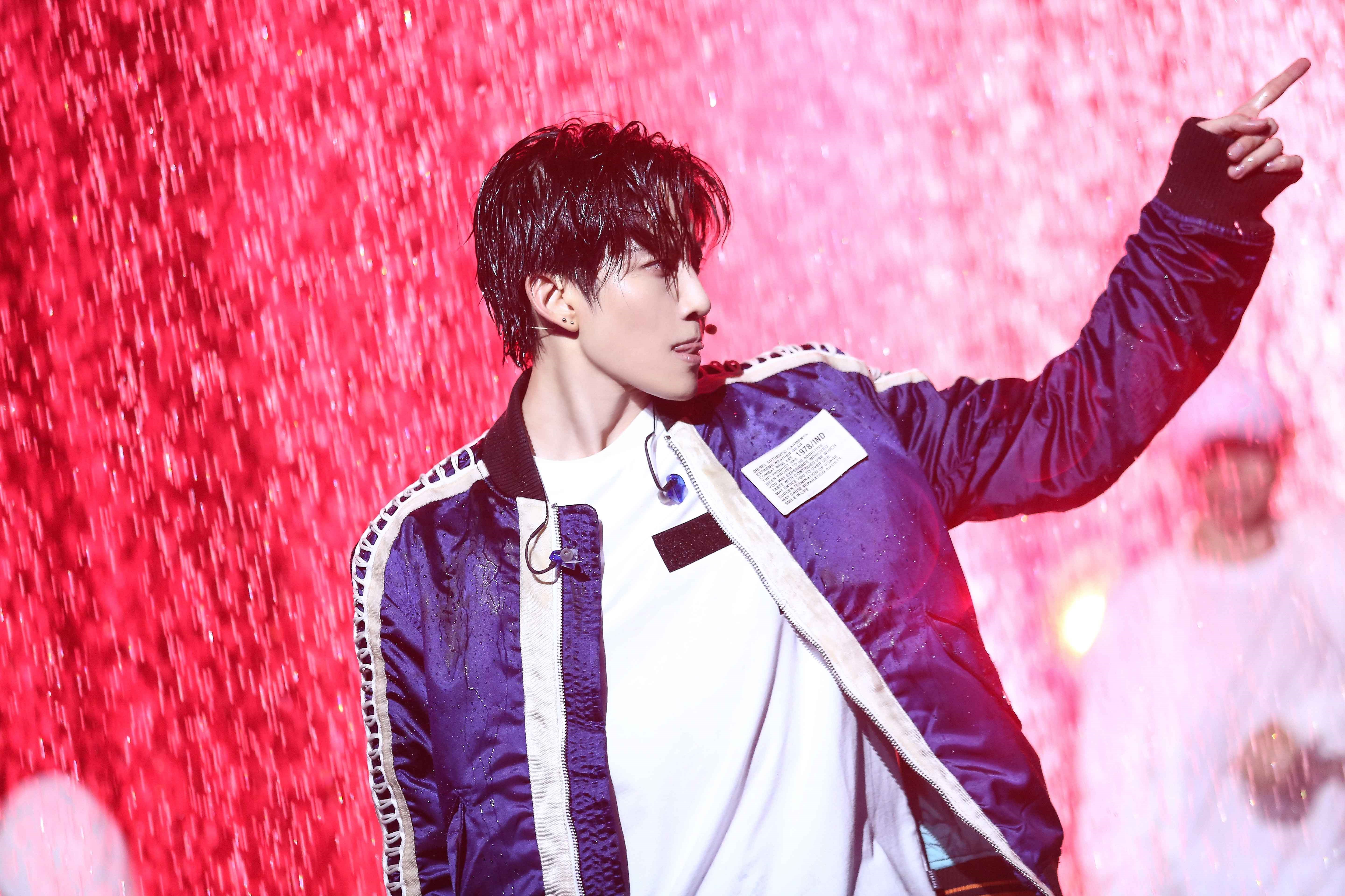 mike angelo新歌舞台首秀 视觉震撼渲染梦幻舞台