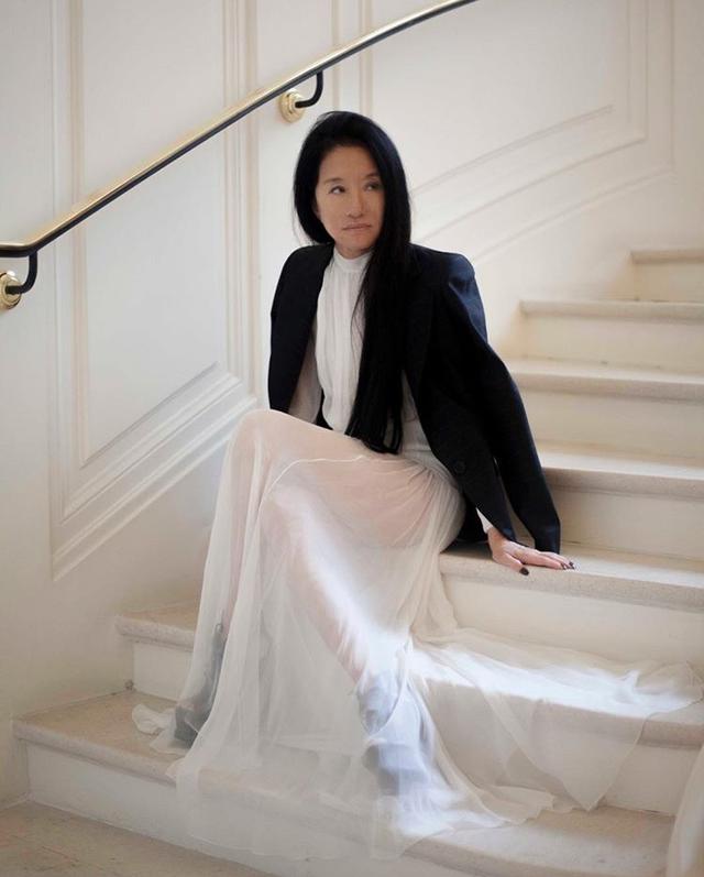 70岁王薇薇比邓文迪厉害,身材让少女望尘莫及,膝下无子一生时髦