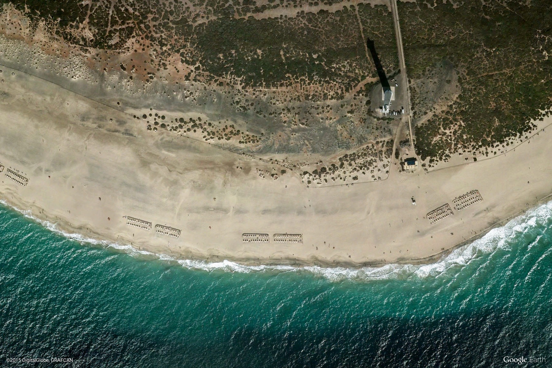 10张来自谷歌地图的卫星照片,非洲的沙漠中,出现一个巨型水池