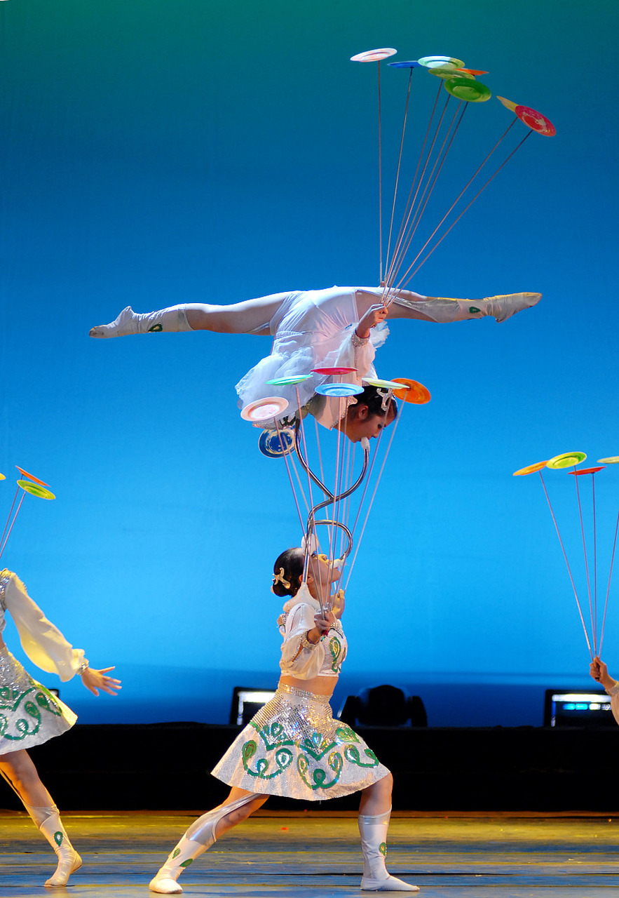 坠亡杂技女演员丈夫说未曾吵架# 杂技女演员不幸坠亡,演出公司负匀怂