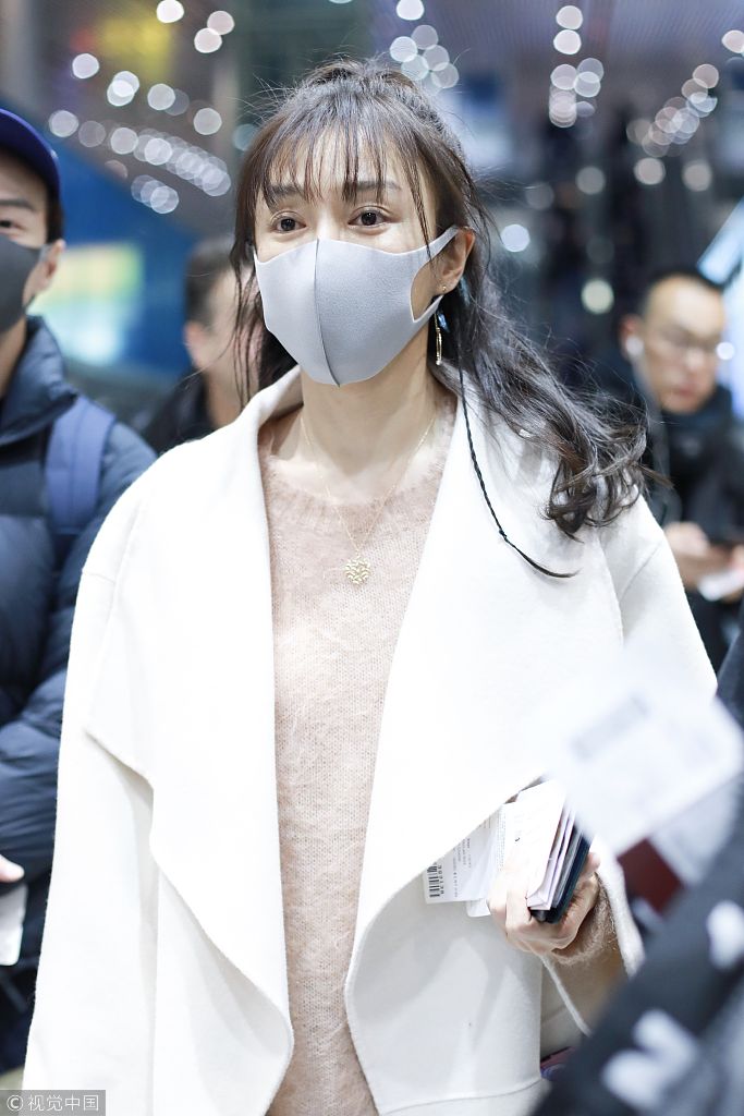 秦岚纯白大衣配破洞裤时尚减龄 与粉丝挥手比心亲和力max