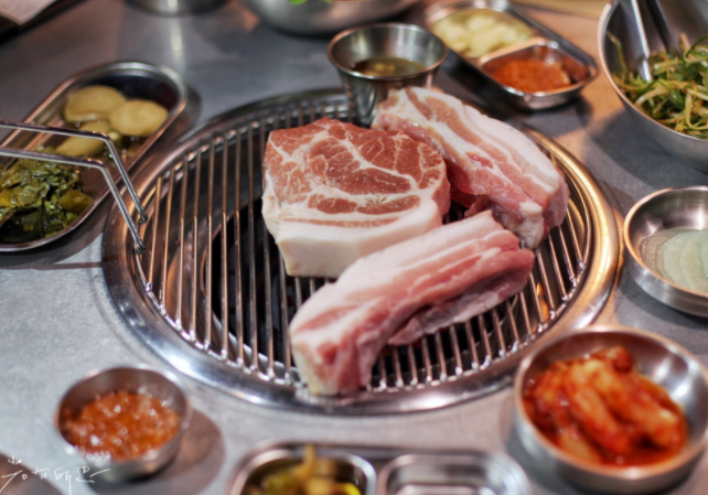 别再幻想了!这才是真实韩国烤肉,只能按人头点,游客:再也不爱