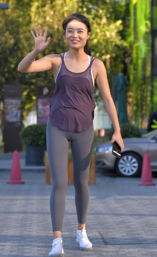 丰满少妇练瑜伽,笑容满面大方挥手,紧身衣让人心动