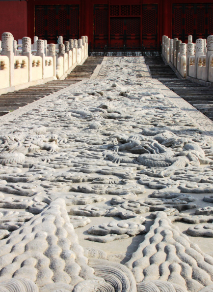 这块云龙阶石,六百年来一直静静的躺在故宫里,有数十位皇帝从它的身上