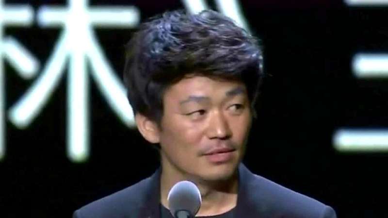 心疼！王宝强母亲去世全村送终！出殡现场宝强白布遮面哭成泪人,娱乐,明星娱乐,好看视频