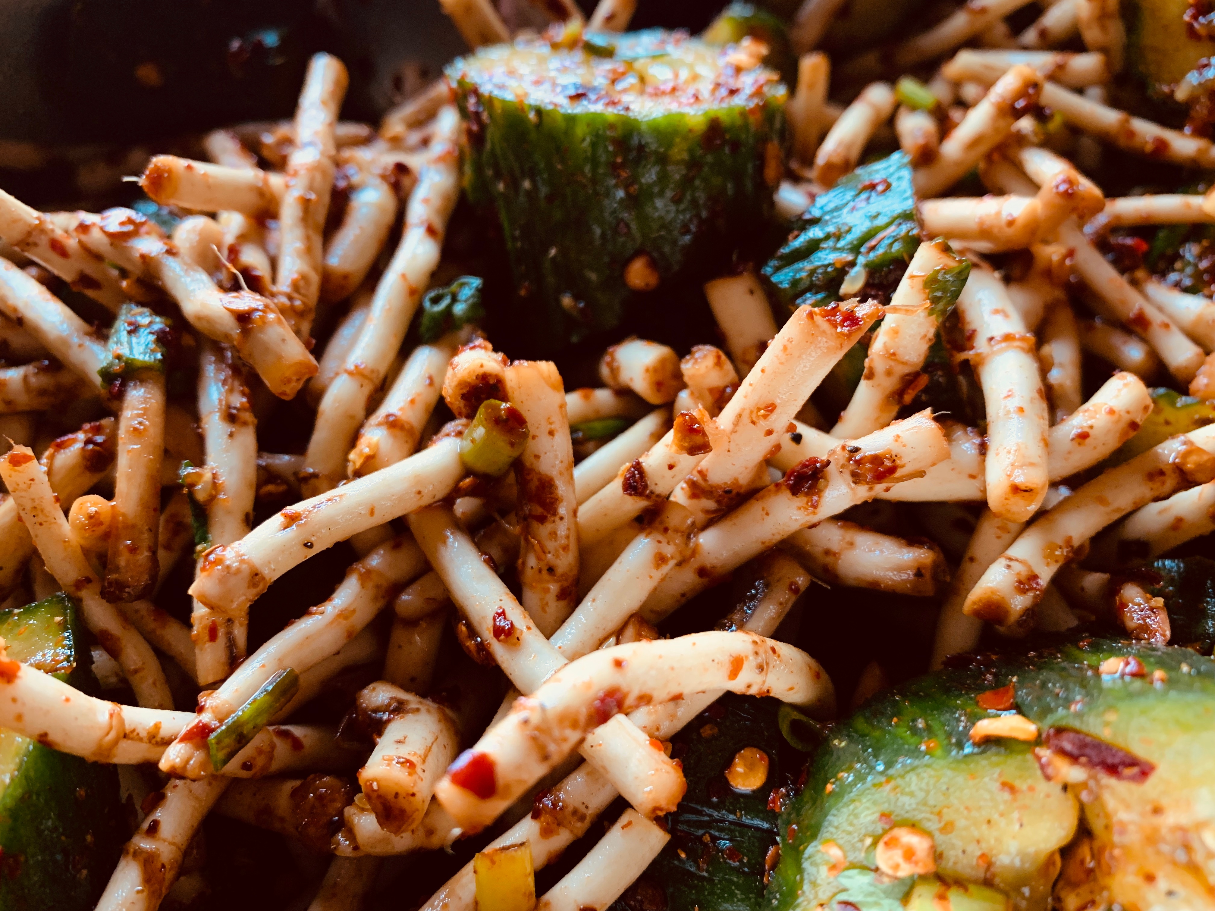 云南美食腌豆腐和鱼腥草