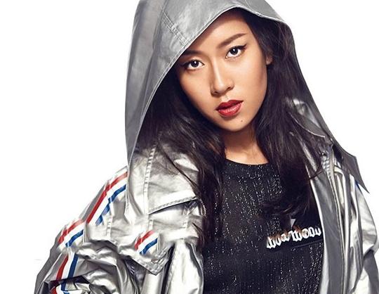 参观吉克隽逸住的豪宅,家里椅子都是宫廷的,每天生活像贵妃