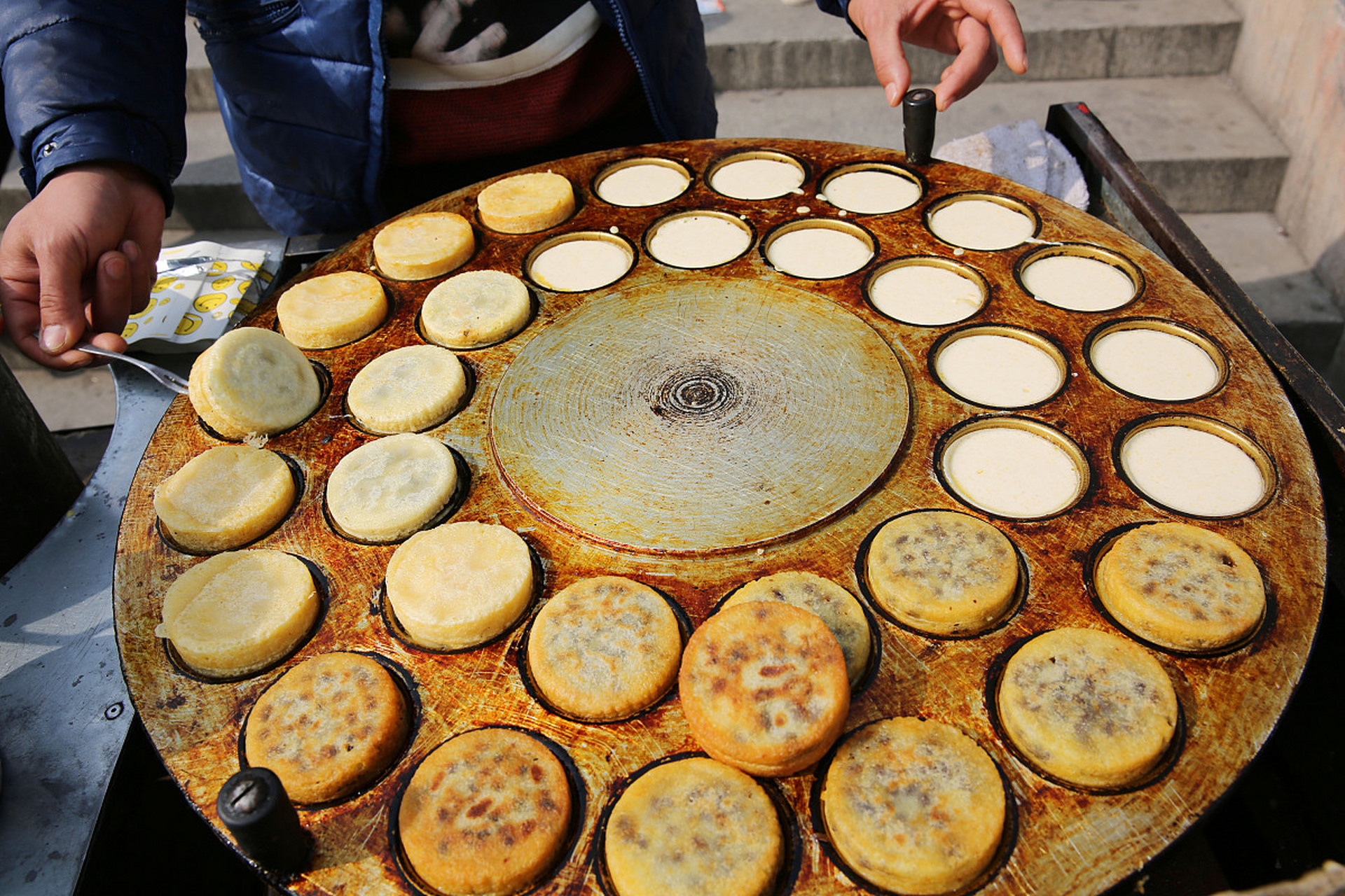 石家庄的缸炉烧饼,是一种深受人们喜爱的美食.