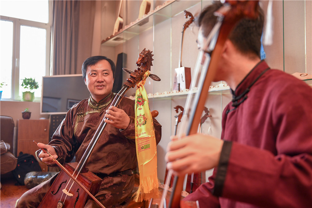 白苏古郎和他的马头琴:奏出民族声音
