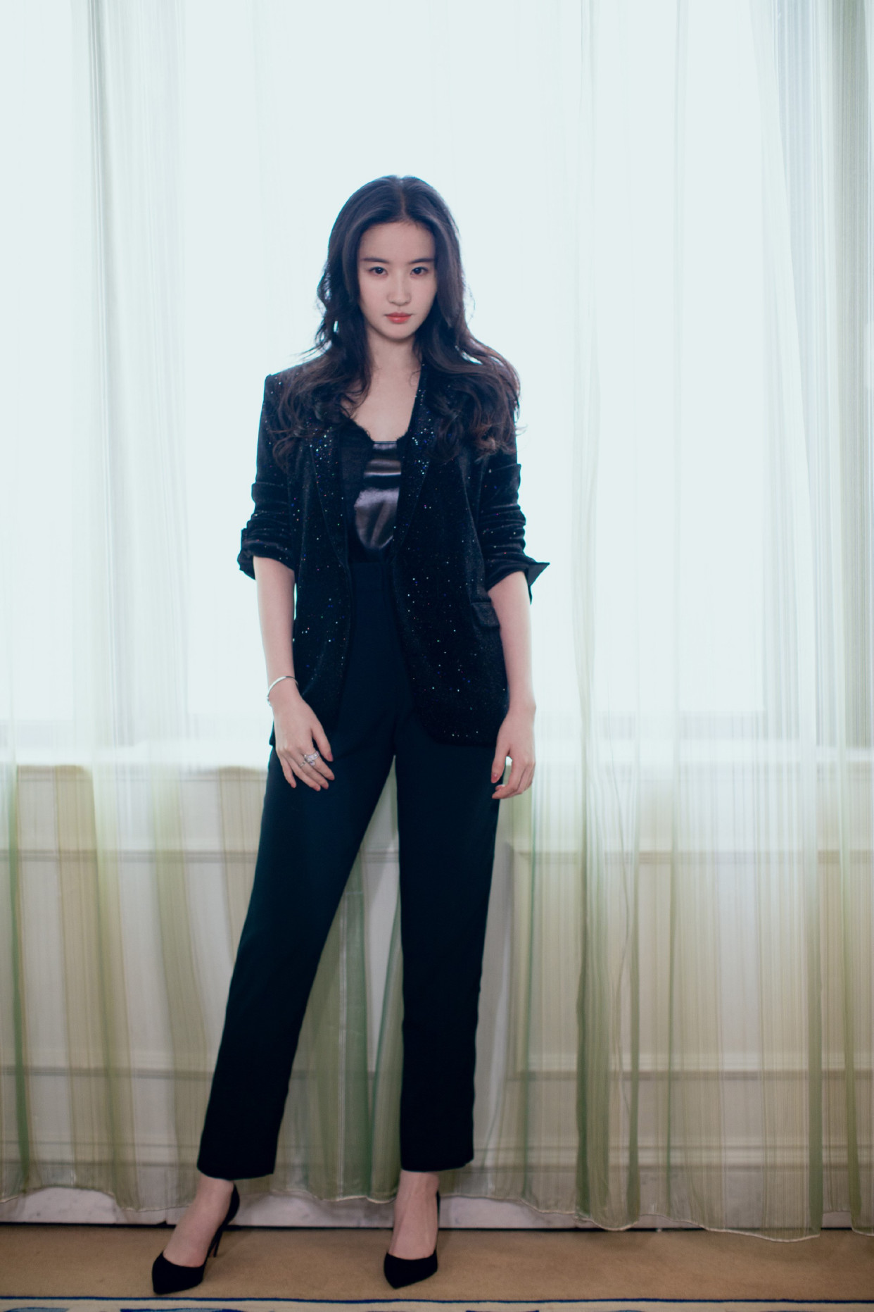 《花木兰》撤档,刘亦菲身穿黑色礼服宛若优雅黑天鹅,气质绝了!