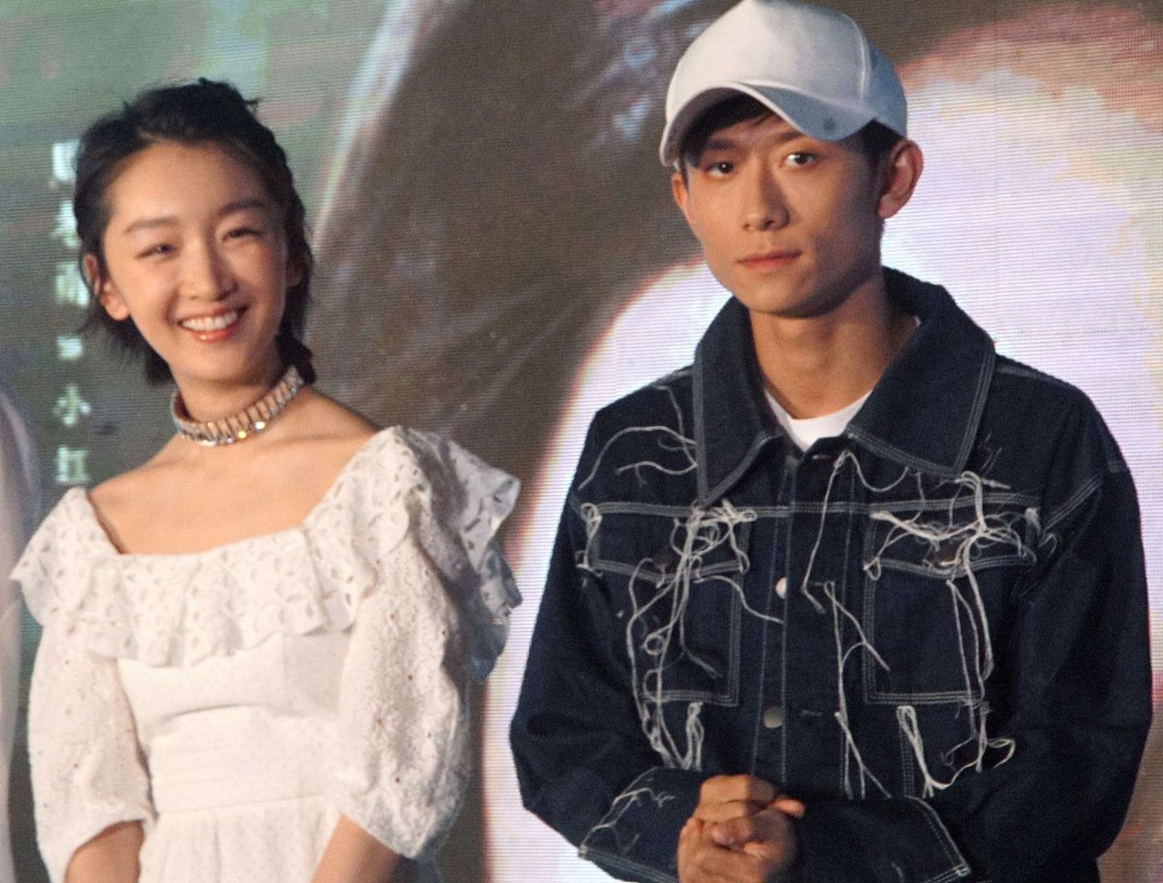 在一次采访中,记者问张一山:杨紫和周冬雨同时掉水里,你先救谁?