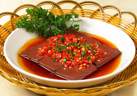 猪血可以预防老年人的冠心病,但是很容易买到假的猪血