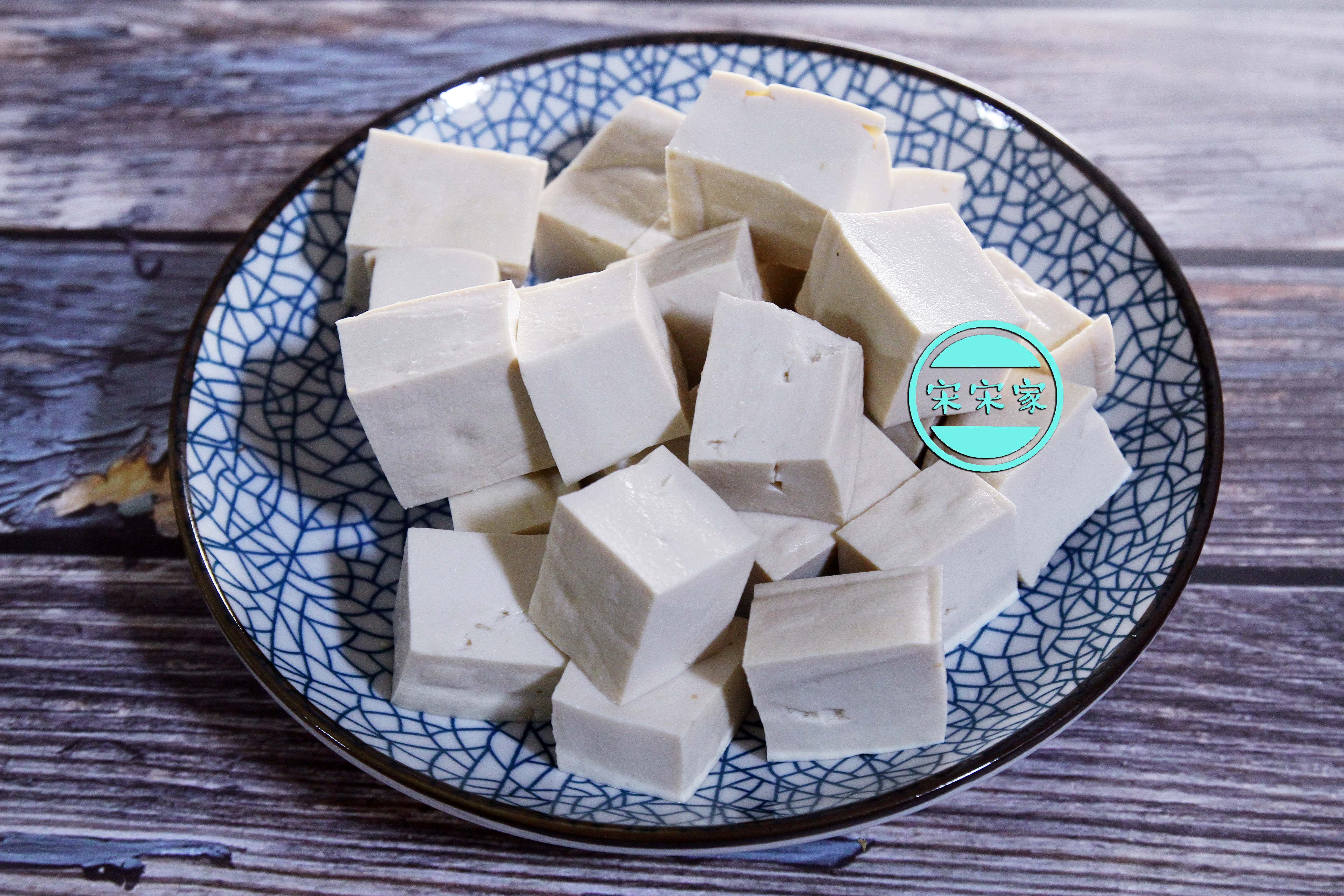 白豆腐一块,清洗一下且成大小均匀的小块装盘备用