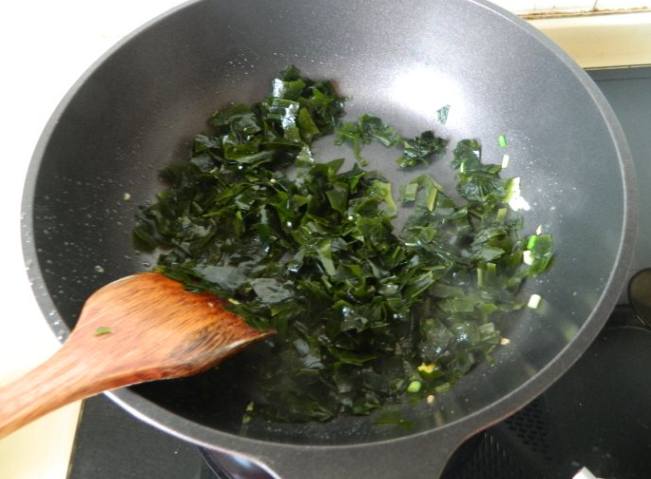 裙带菜炒鸡蛋——聪明美容健康的绿色海参菜!