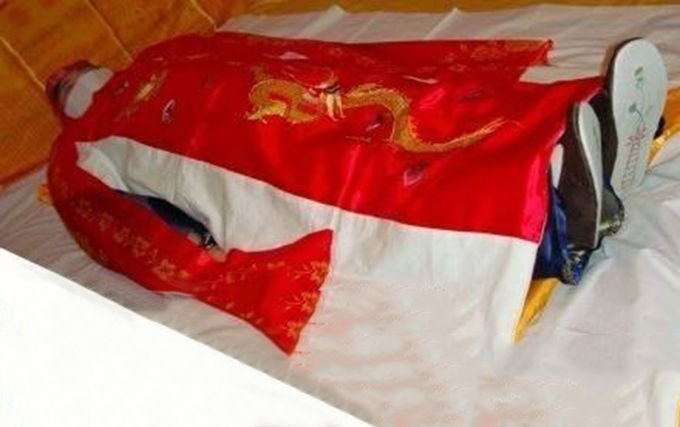 母亲夜里猝死,女儿回村奔丧,给她换寿衣时,一摸她手心,报了警