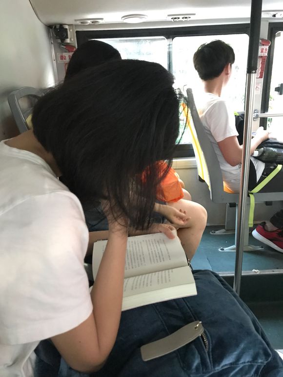 女生公交车上看书,网友:别看了,准备复读的!
