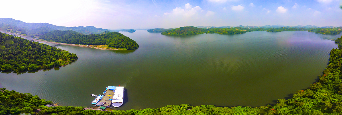 天台山脚下的世外桃源,寒山湖的清澈湖水和群山苍翠,流连忘返