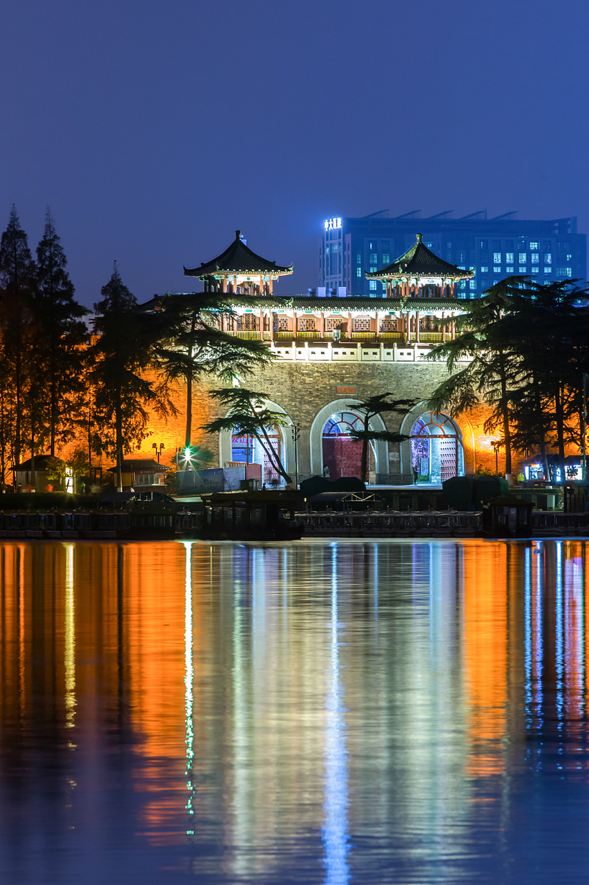 《登金陵凤凰台》唐代李白  凤凰台上凤凰游,凤去台空江自流.